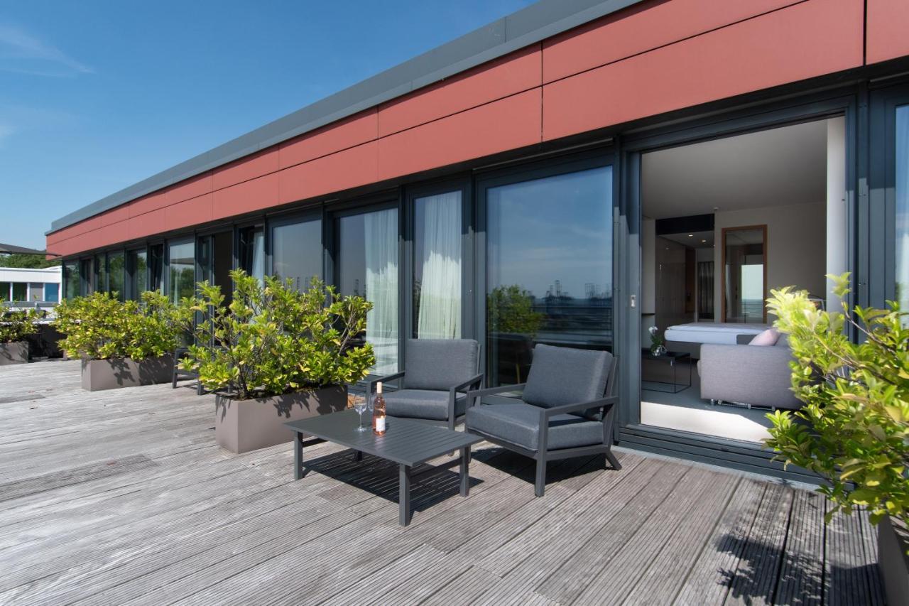 Suite Terrace on the Elbe river,1054395838:JPEG