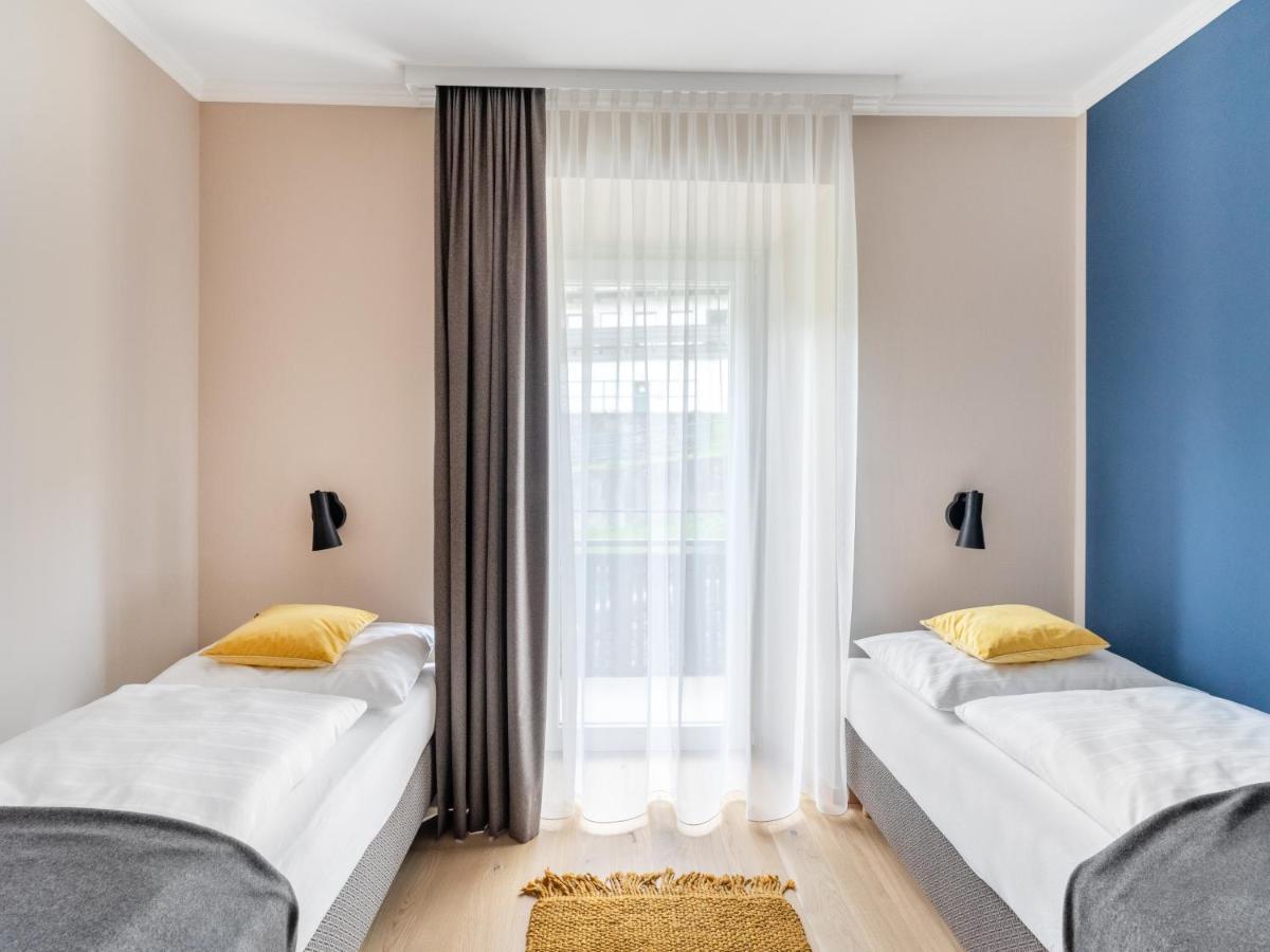 Zweibettzimmer mit Balkon