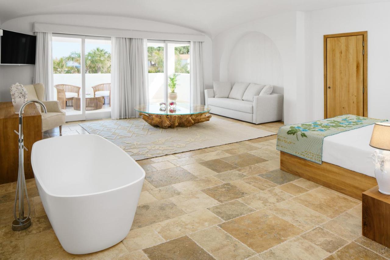 Suite mit Kingsize-Bett und Poolblick