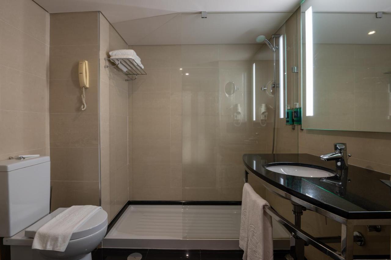 Zweibettzimmer mit Meerblick und Zustellbett (3 Erwachsene)
