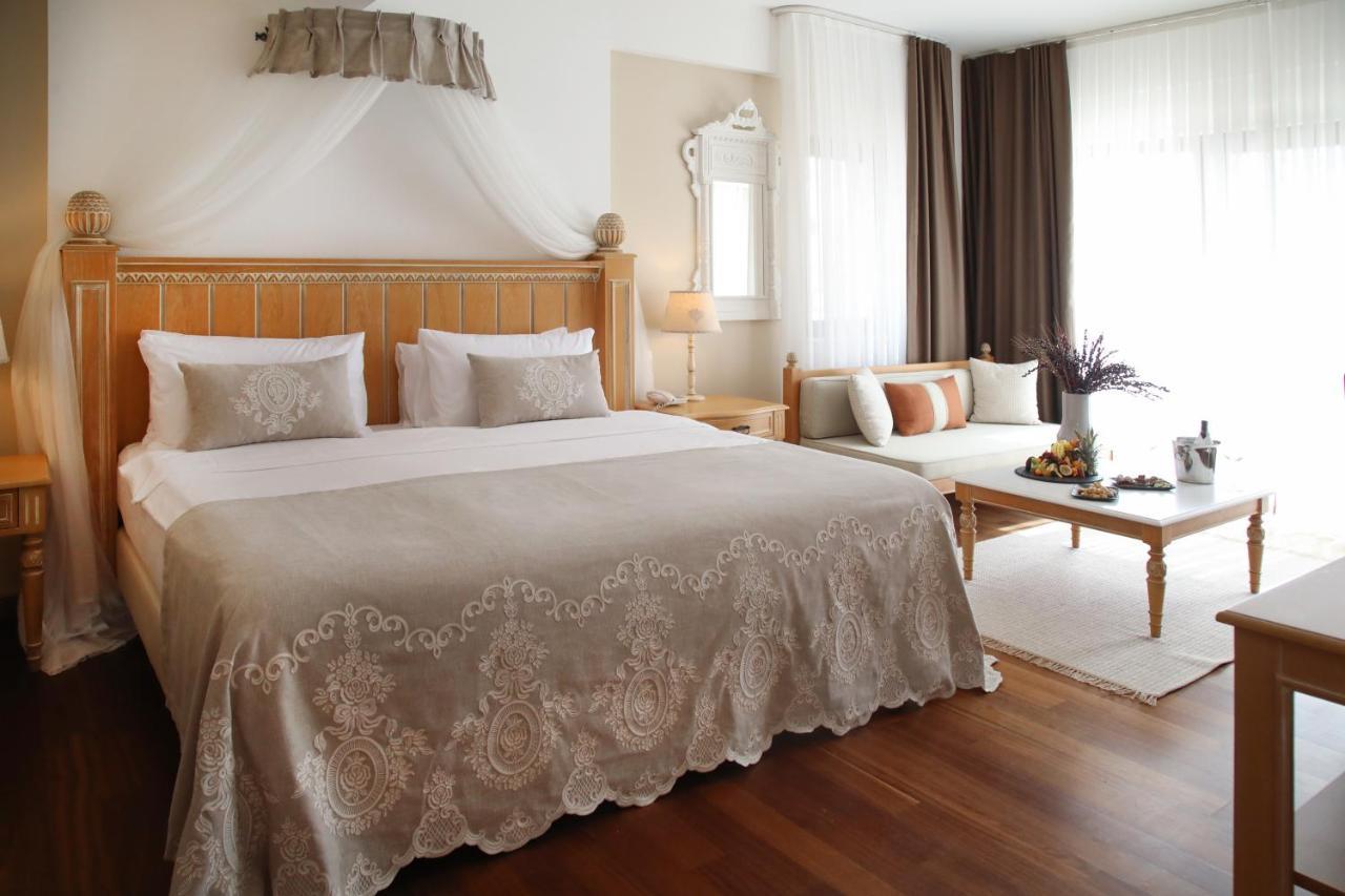 Zimmer mit Kingsize-Bett und Gartenblick.