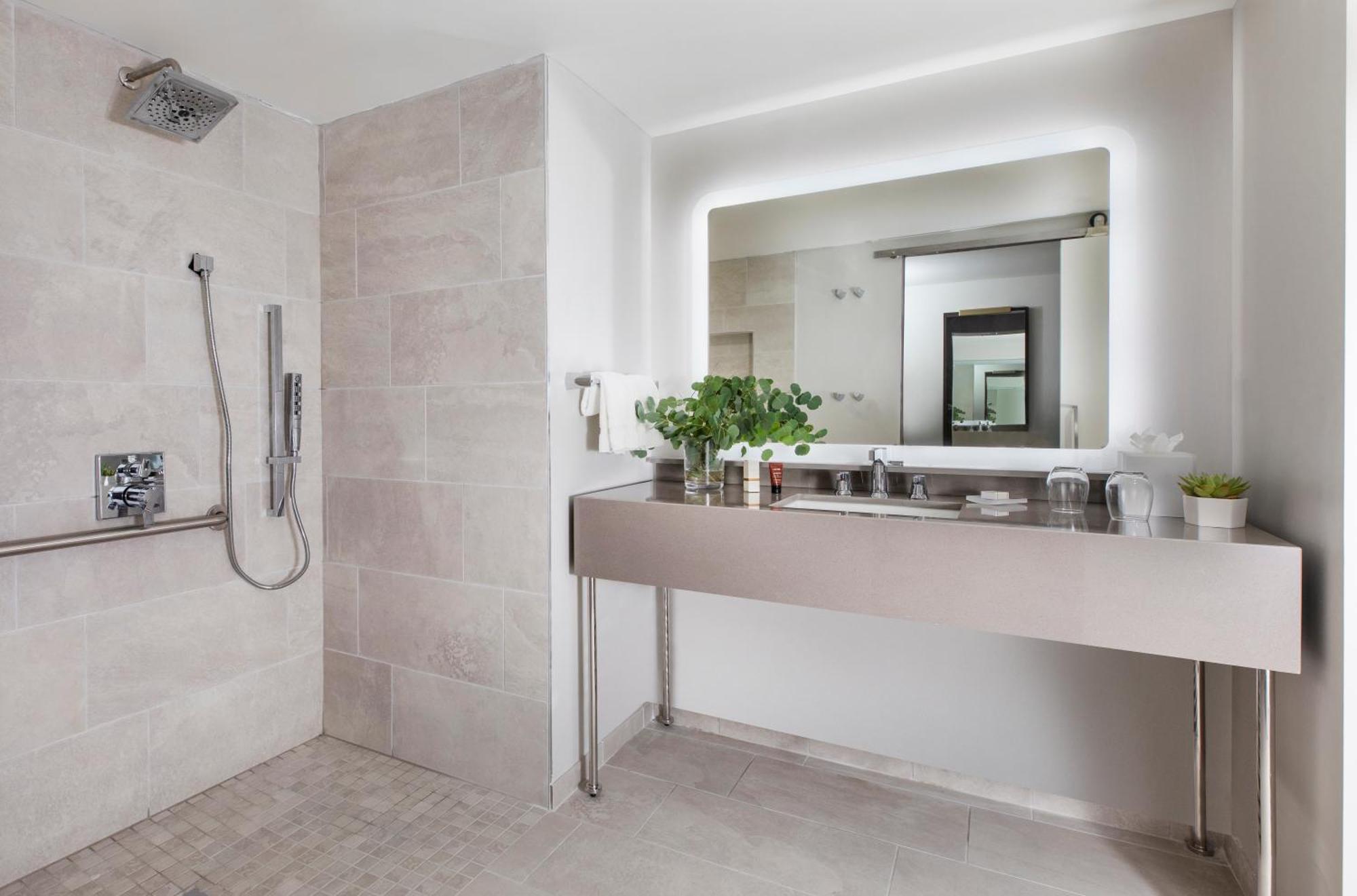 2 Queensize-Betten mit Balkon barrierefrei
