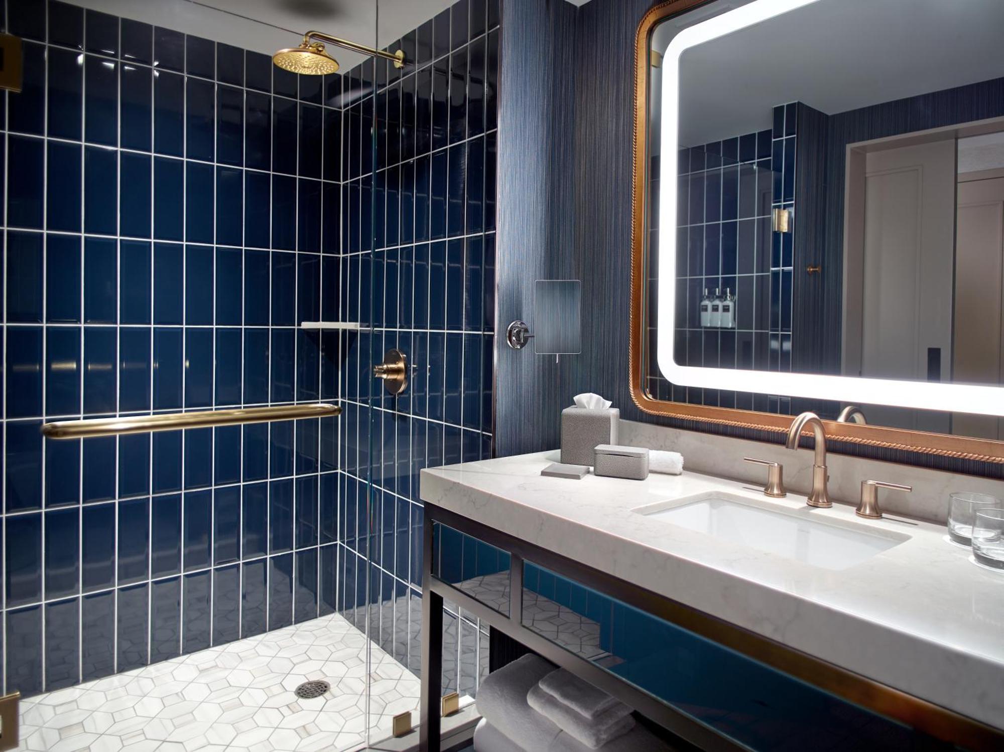 Barrierefreies Deluxe Zimmer mit 1 Kingsize-Bett und rollstuhlgerechter Dusche
