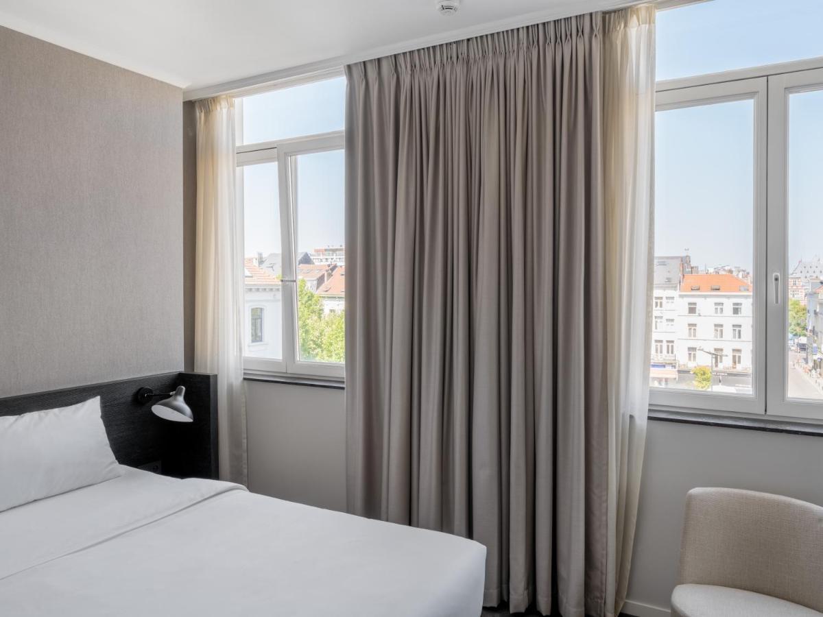 Extra Large Room with Separate Living Area and Bathtub,1289150305:JPEG