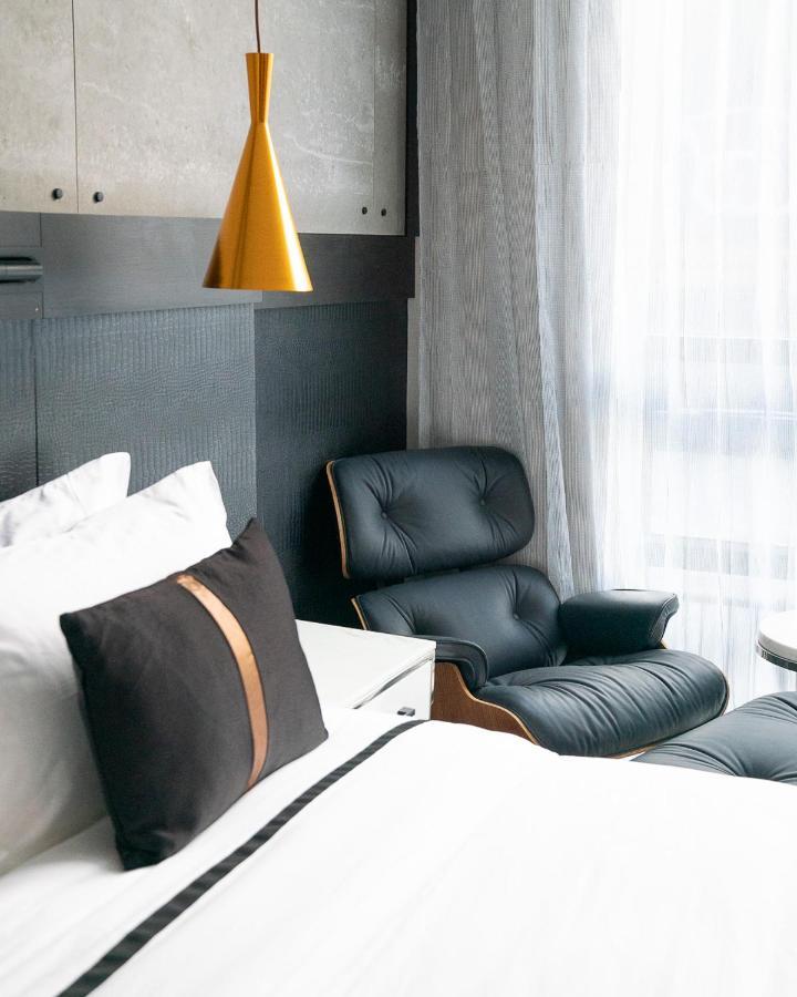Zimmer mit Kingsize-Bett