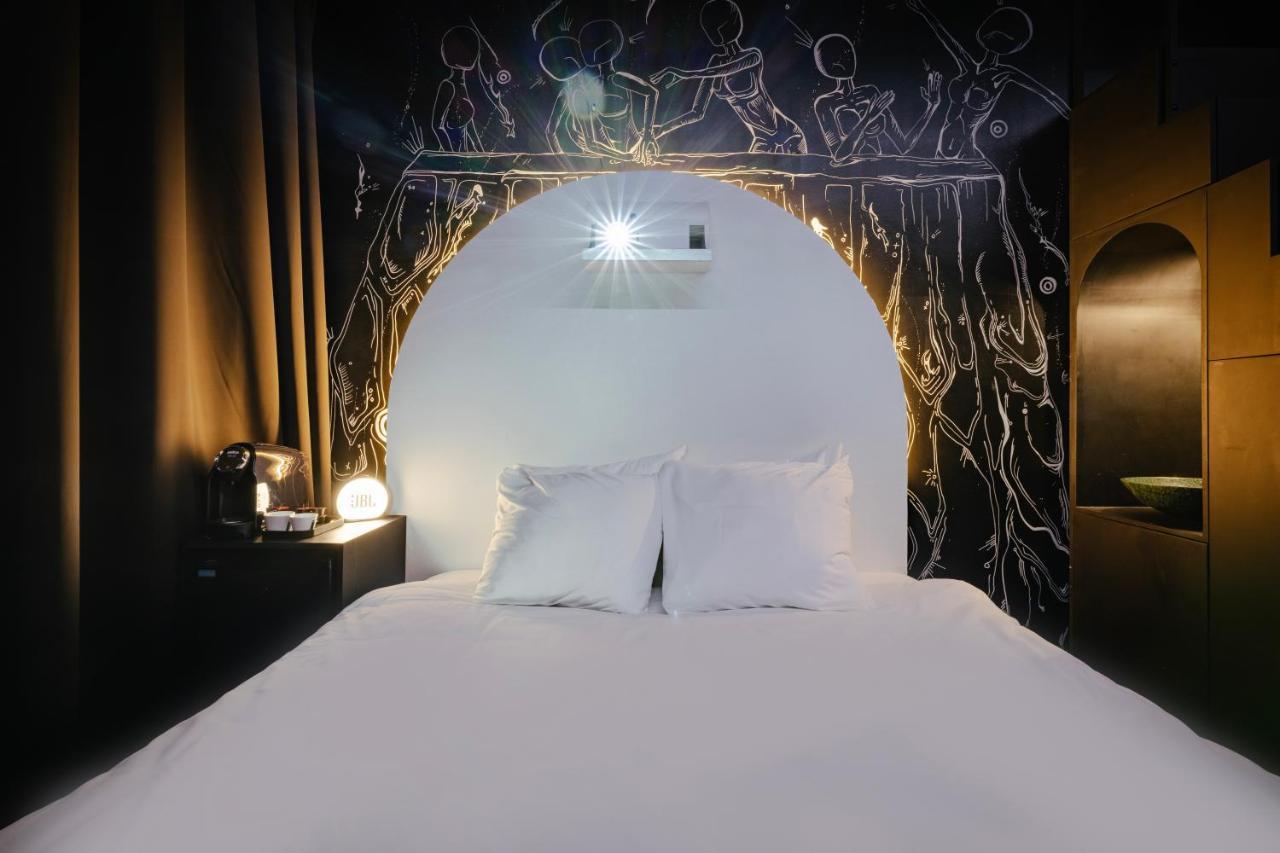 Quadruple Room "Le Noir" Friends by SUPPER,1569201179:JPEG