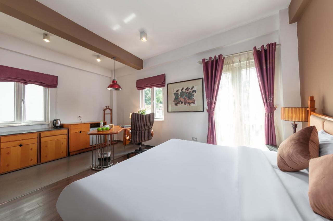 Zimmer mit Kingsize-Bett und Balkon