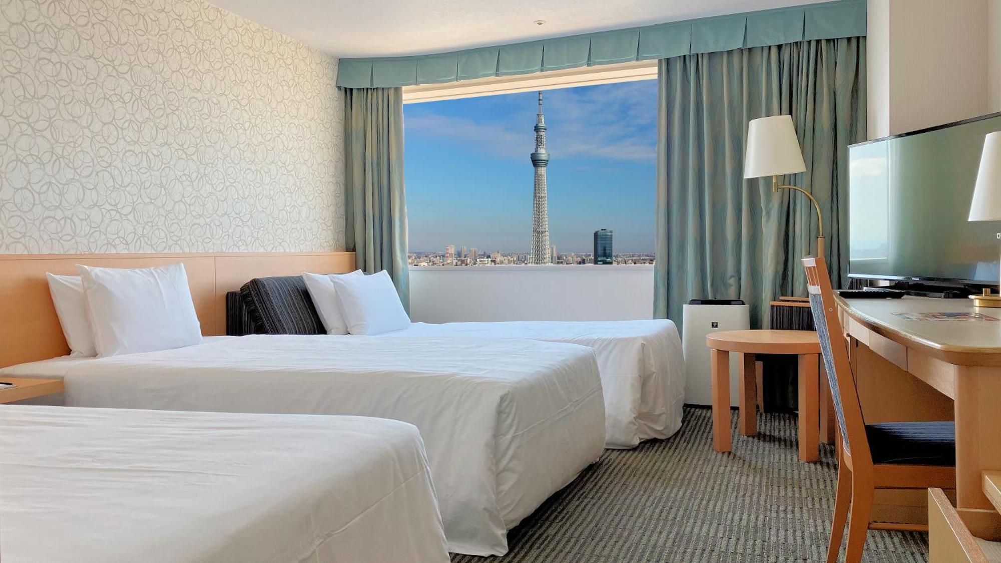 Zweibettzimmer mit Schlafsofa und Blick auf den Tokyo Skytree – Nichtraucher