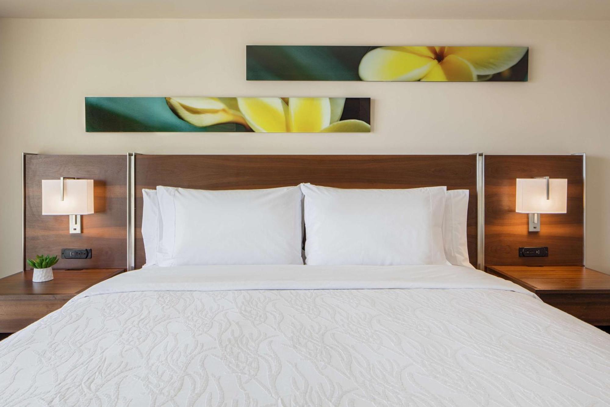 Suite mit 1 Schlafzimmer, Kingsize-Bett und seitlichem Meerblick