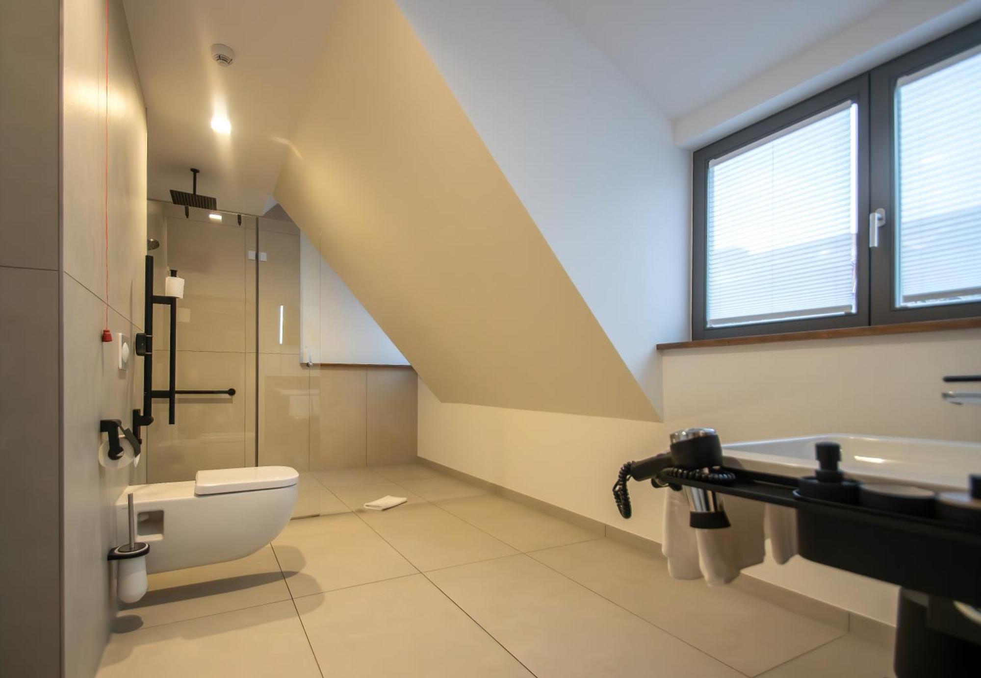 King Room with Roll-In Shower - Disability Access,1521742381:JPEG