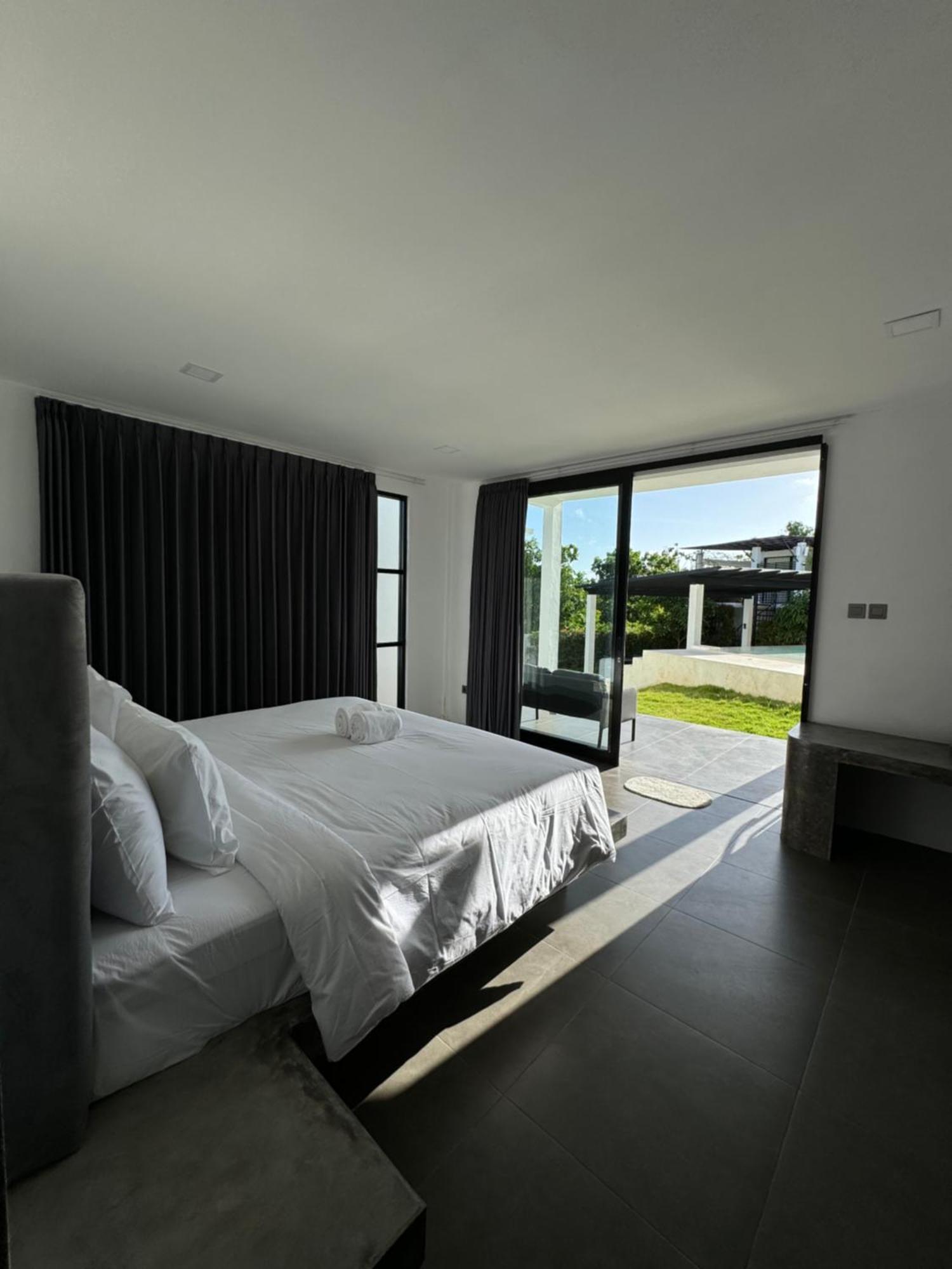 Studio mit Poolblick