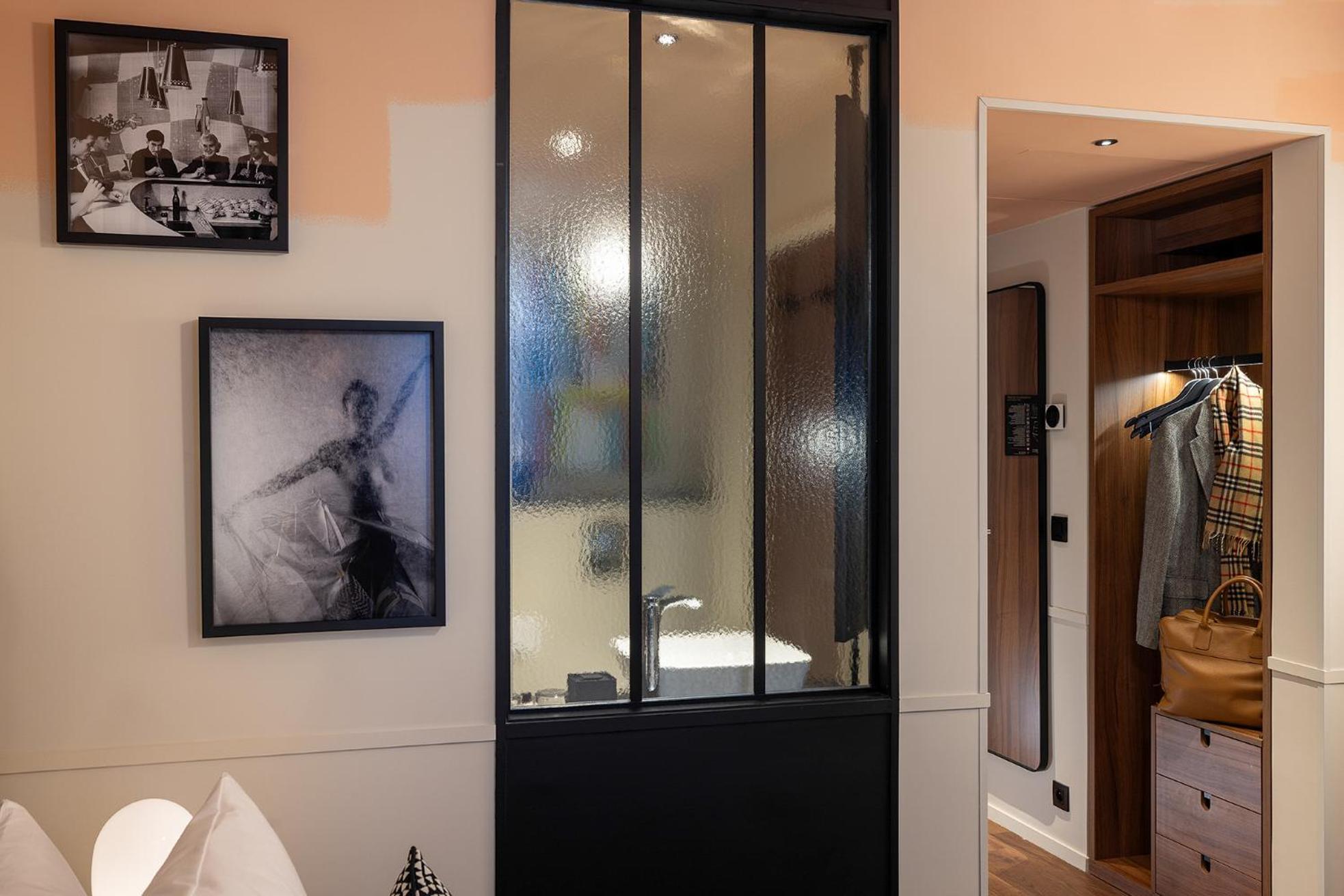 Simone Eiffel Room