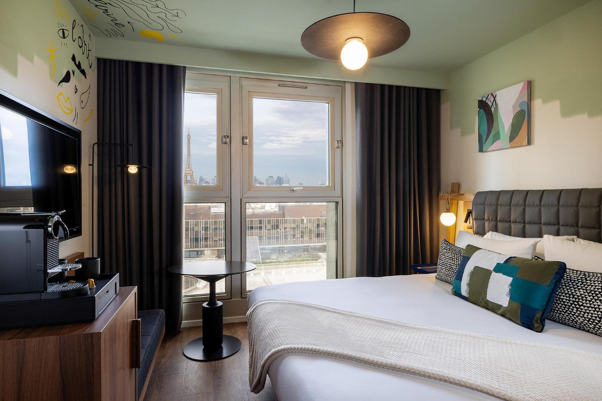 Simone Eiffel Prestige Room