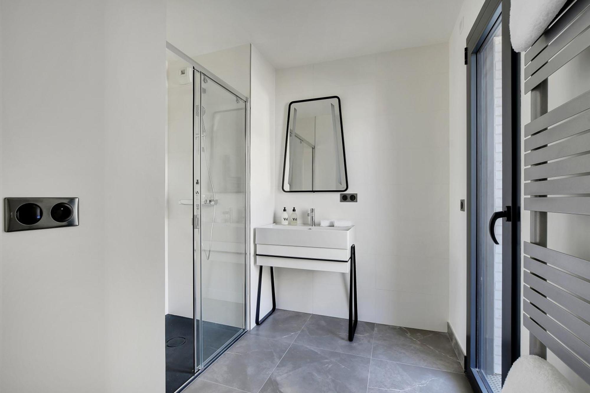 Apartment with Shower,1545180571:JPEG