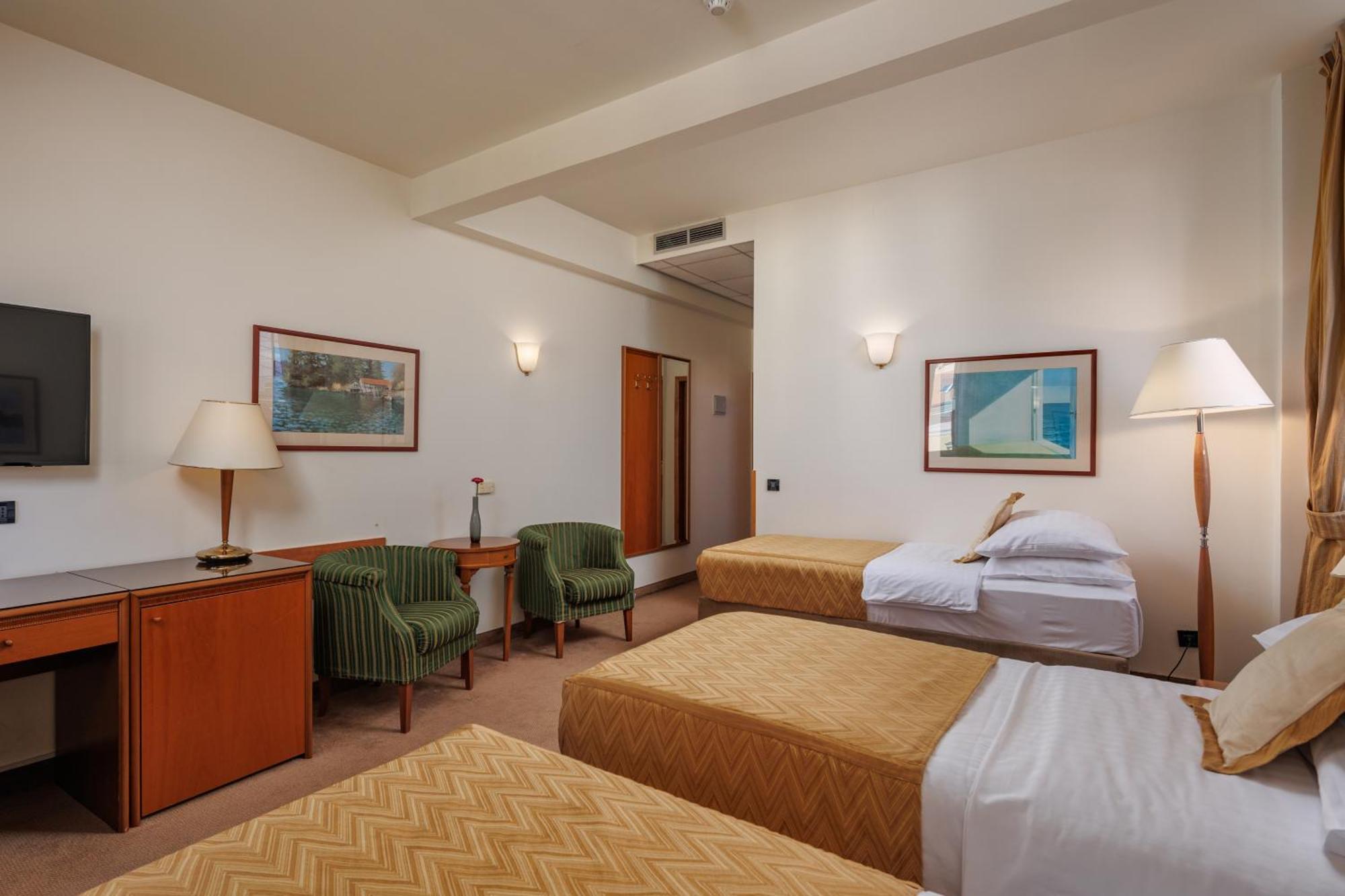 Standard Twin Room with extra bed,1565537371:JPEG