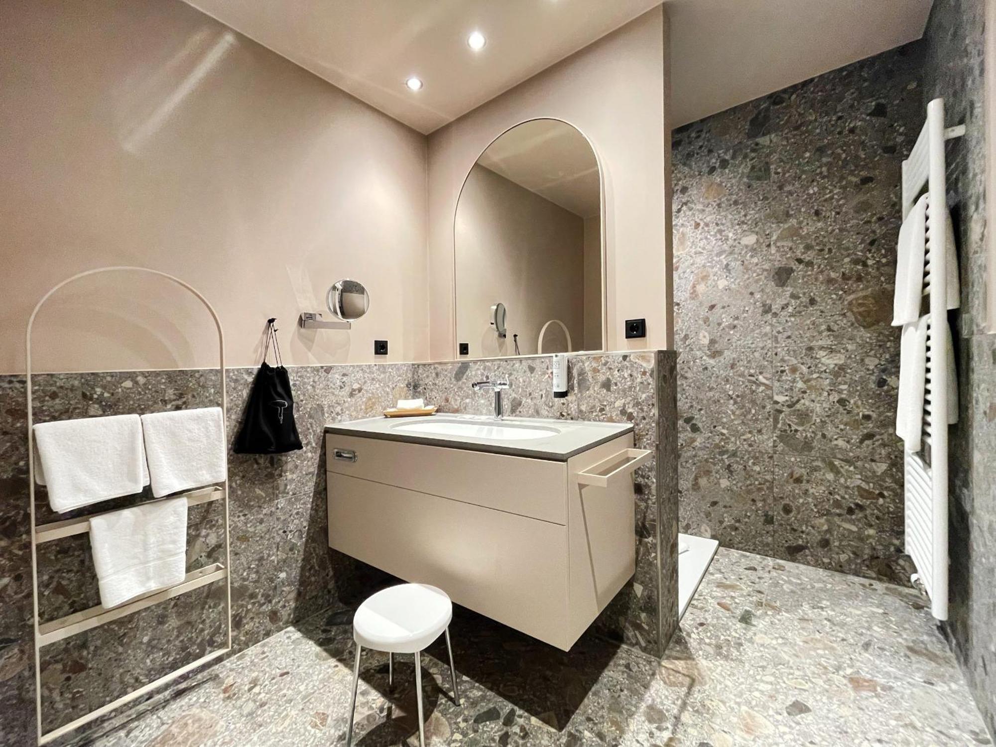 Junior Suite,1584393439:JPEG