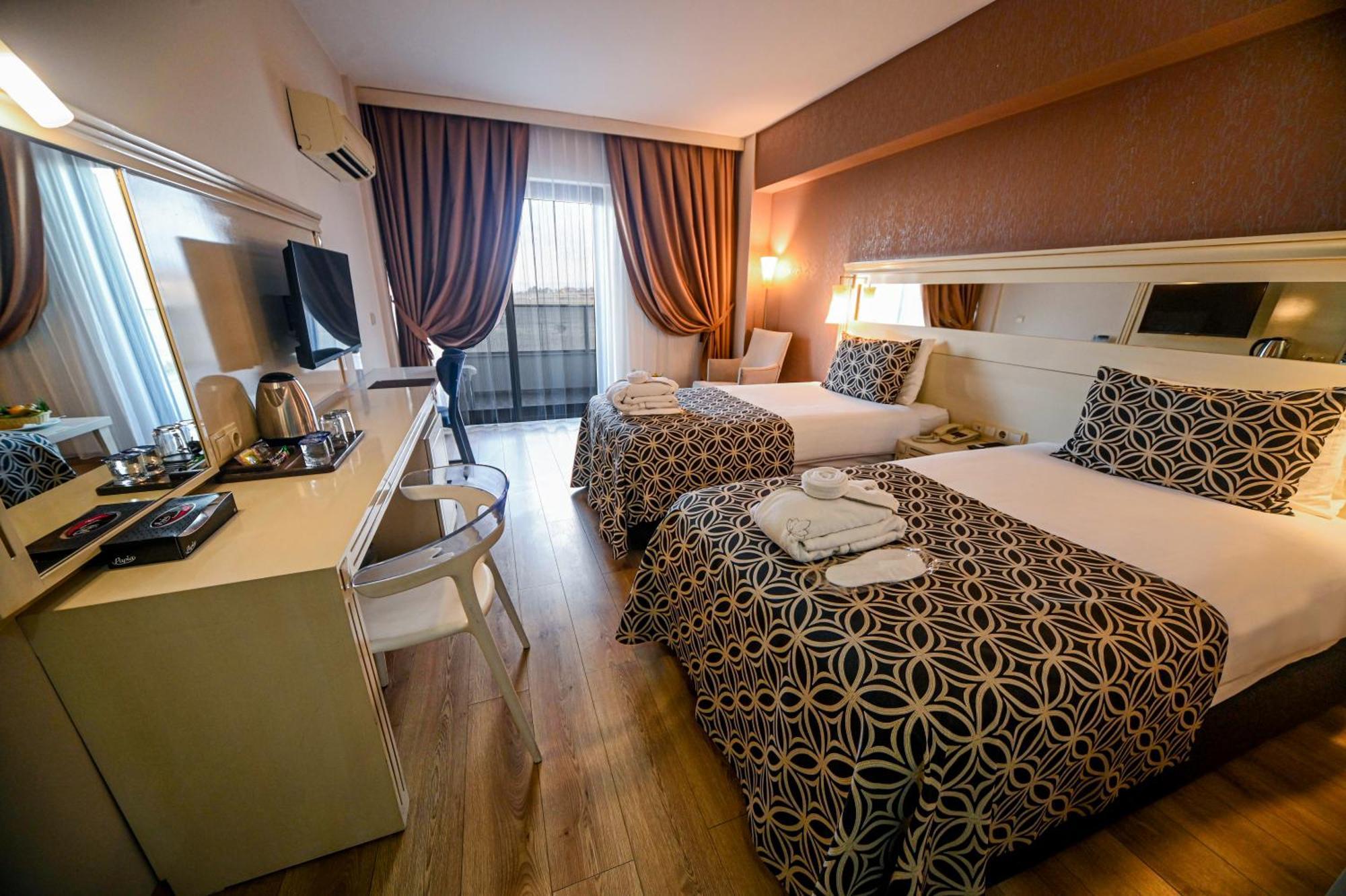 Doppel-/Zweibettzimmer mit Poolblick