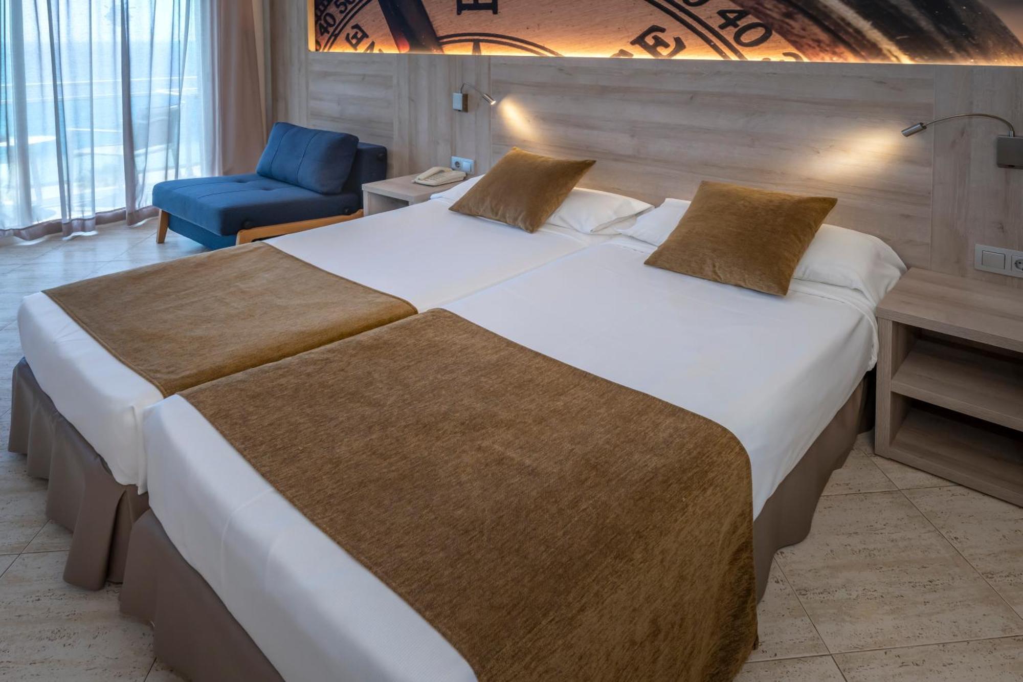 Doppelzimmer mit Balkon und Meerblick