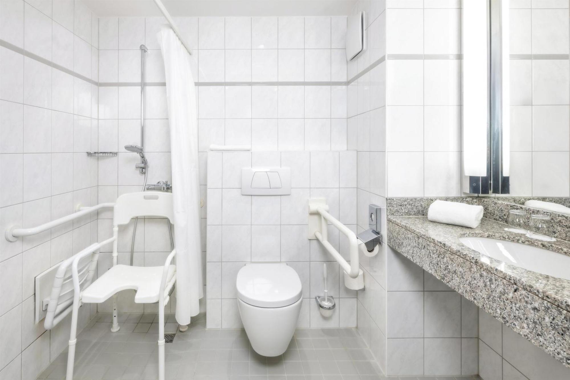 Queen Room with Roll-In Shower - Disability Access/Non-Smoking,1739362065:JPEG