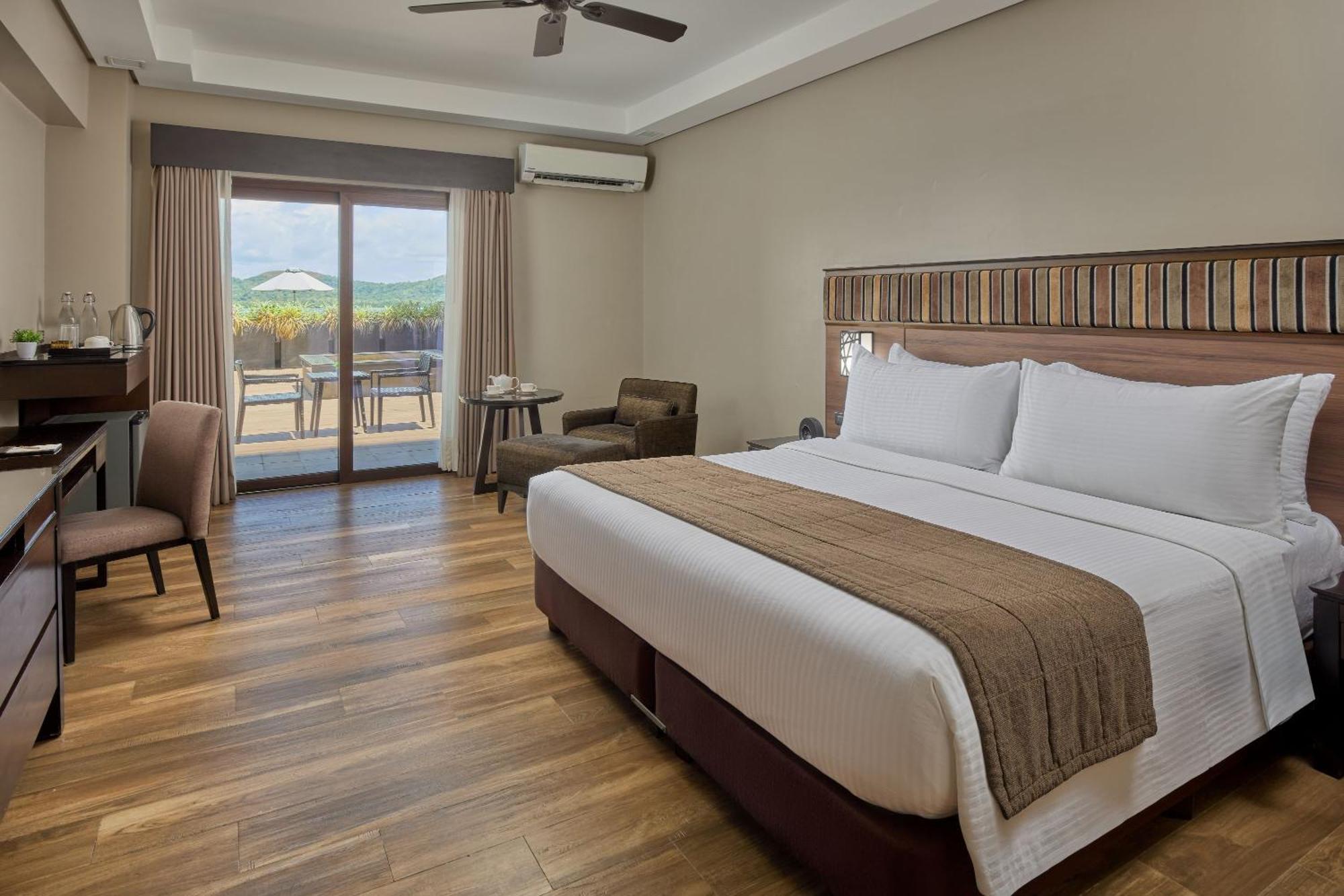 Zimmer mit Kingsize-Bett, Blick auf die Bucht und Zugang zur Terrasse