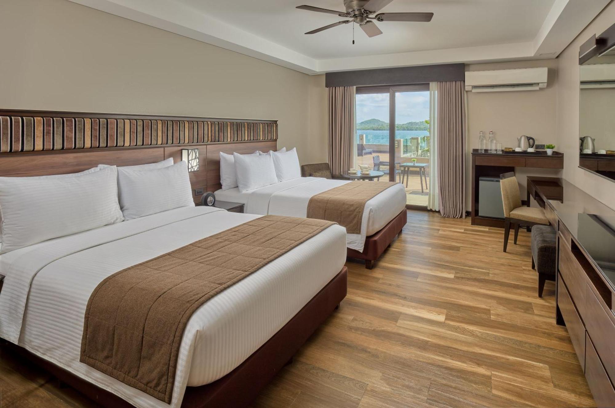 Zimmer mit Queensize-Bett, Blick auf die Bucht und Zugang zur Terrasse