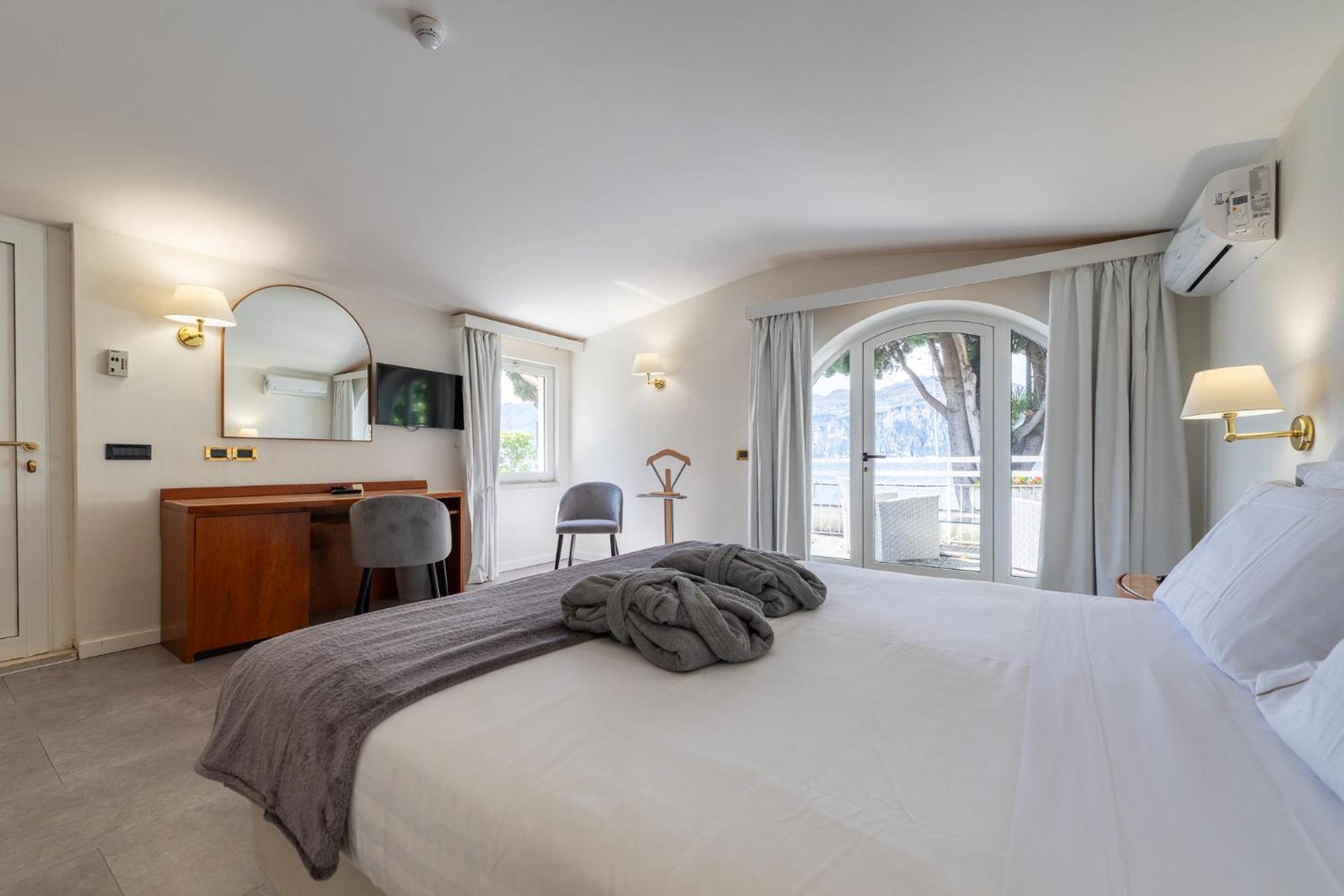 Junior Suite mit Terrasse und Seeblick