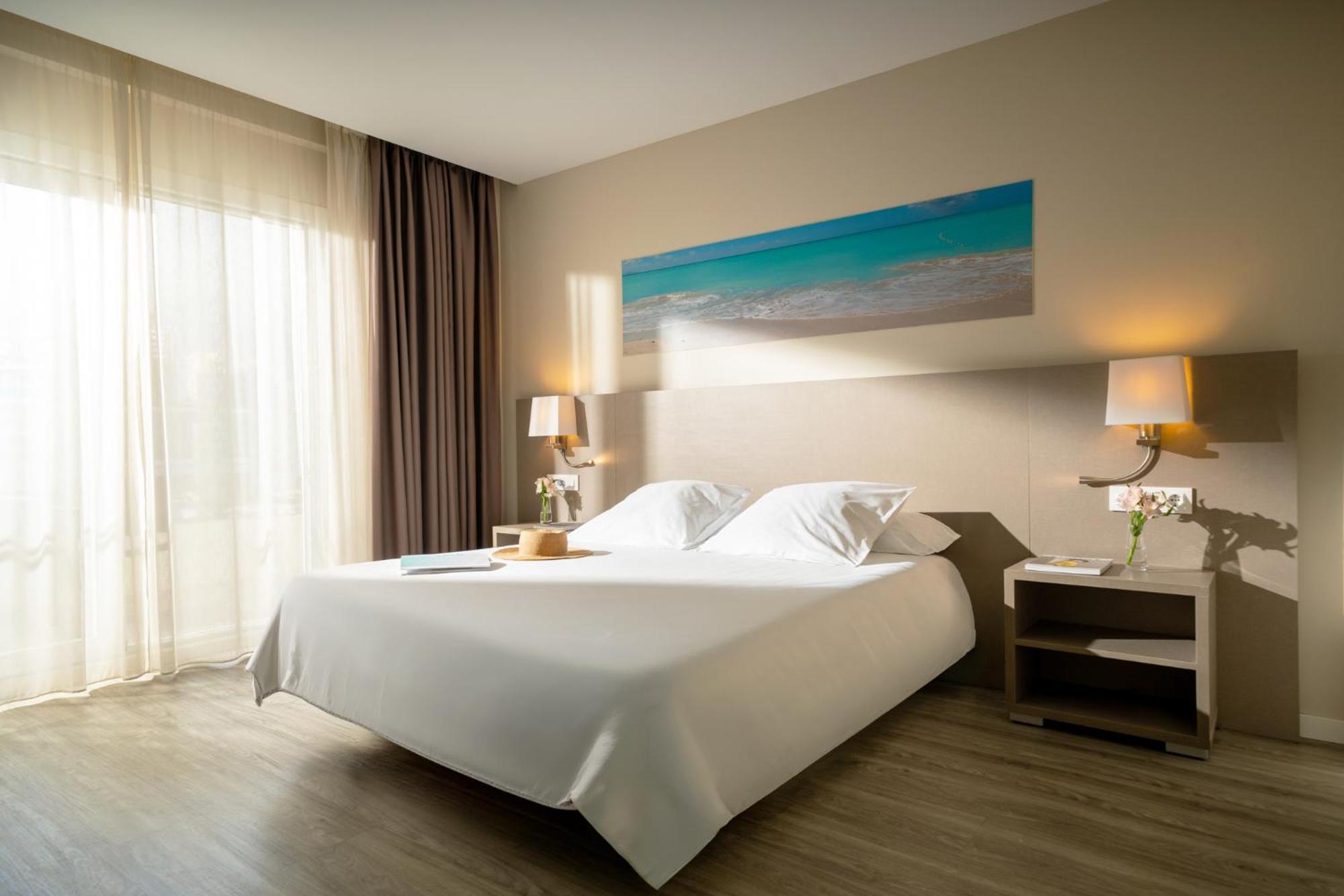 Zweibettzimmer mit Poolblick