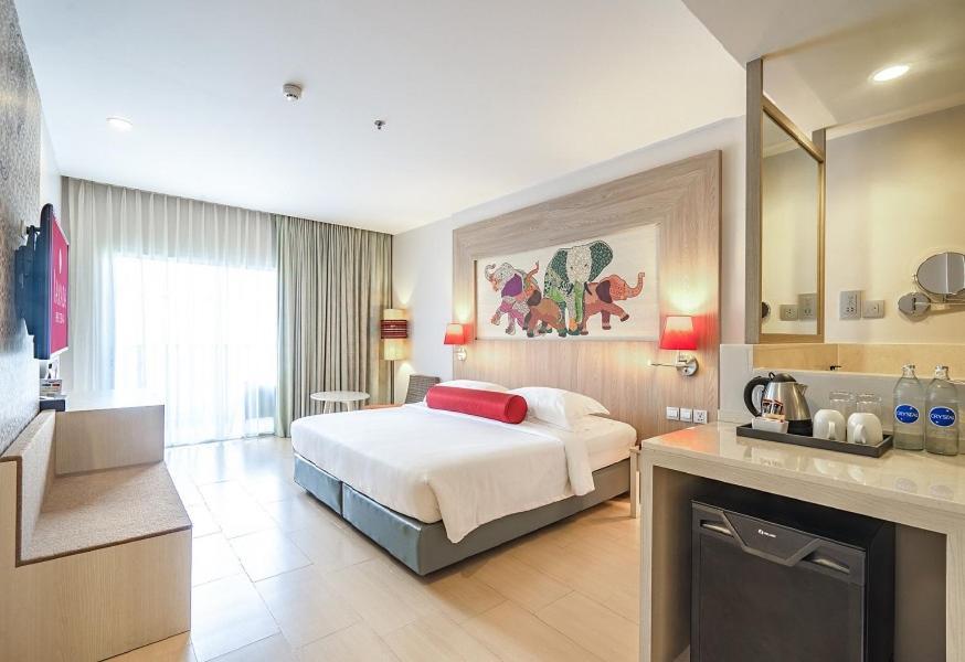 Deluxe Zimmer mit Kingsize-Bett und Stadtblick