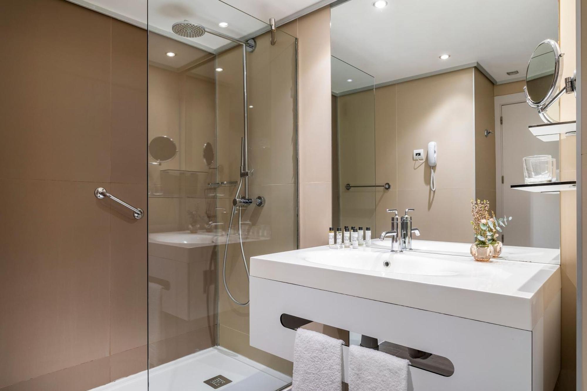 Das Innside Zimmer mit Verbindungstür und Meerblick