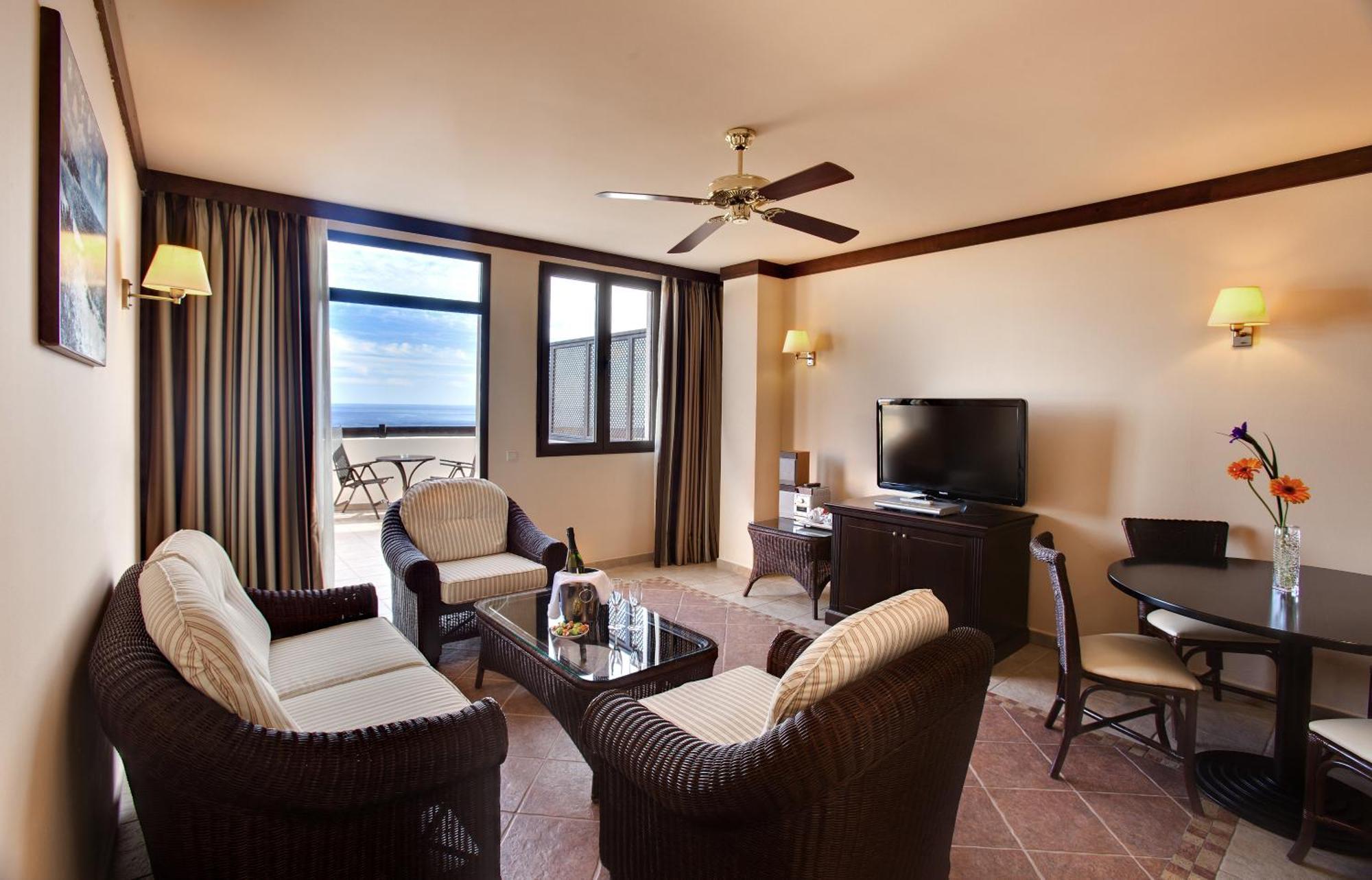Deluxe Suite with Sea View,669387126:JPEG
