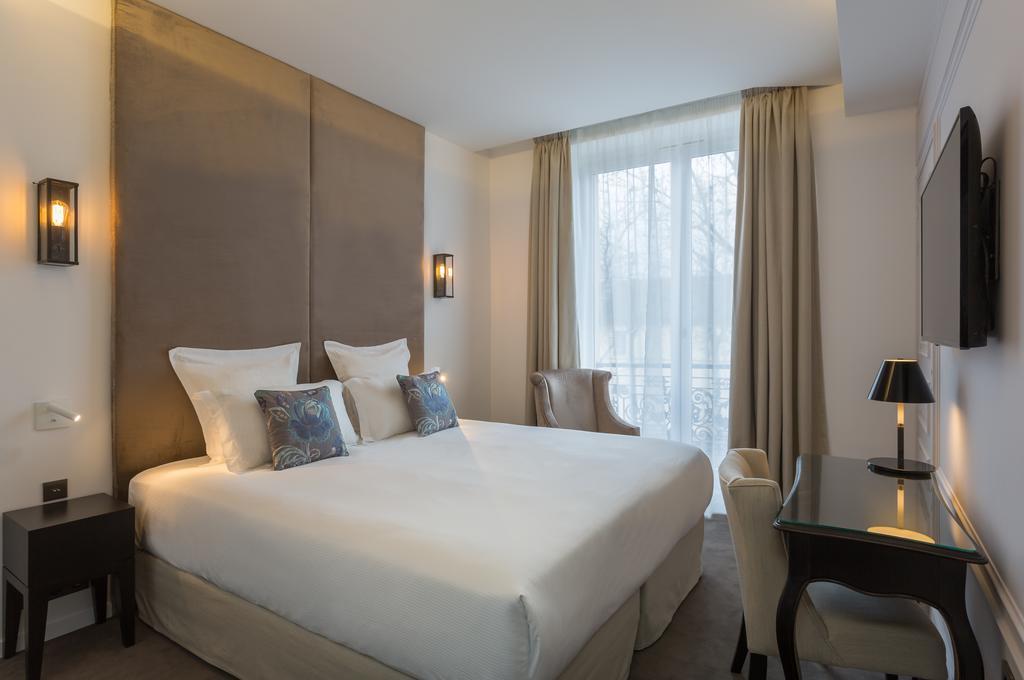 Zwei Classic Doppelzimmer mit Verbindungstür und seitlichem Blick auf den Eiffelturm