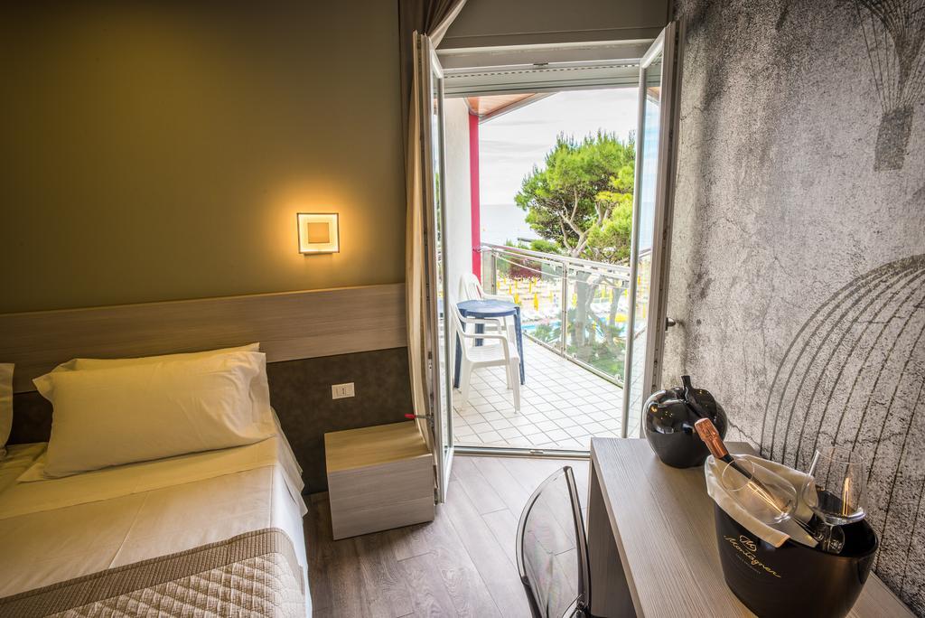 Deluxe Double Room Lateral Sea View