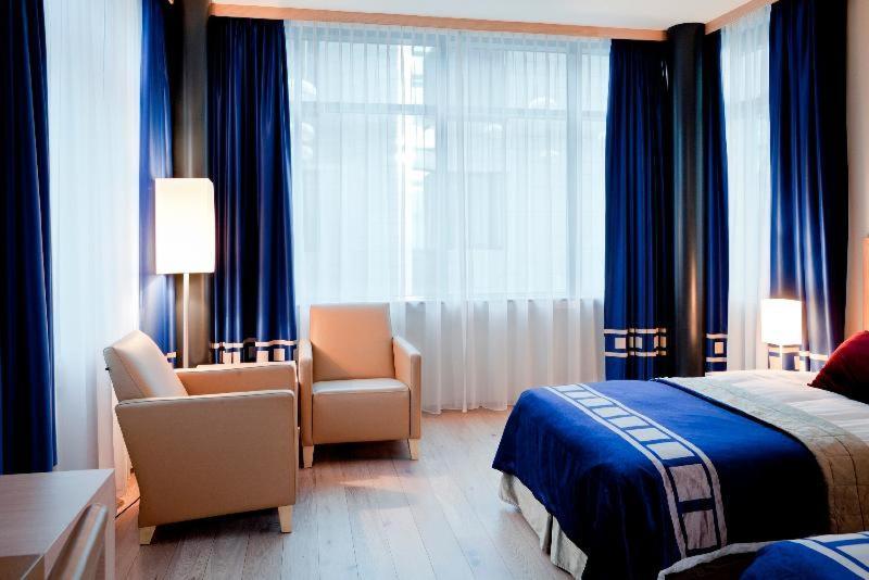 Zweibettzimmer mit Blick auf das Atrium