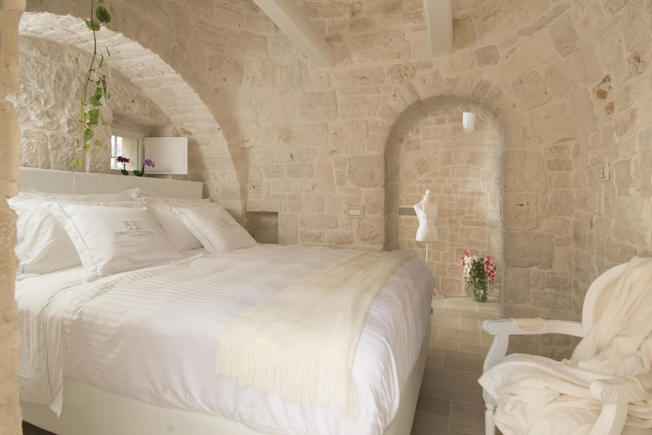 Suite mit Kingsize-Bett und Poolblick