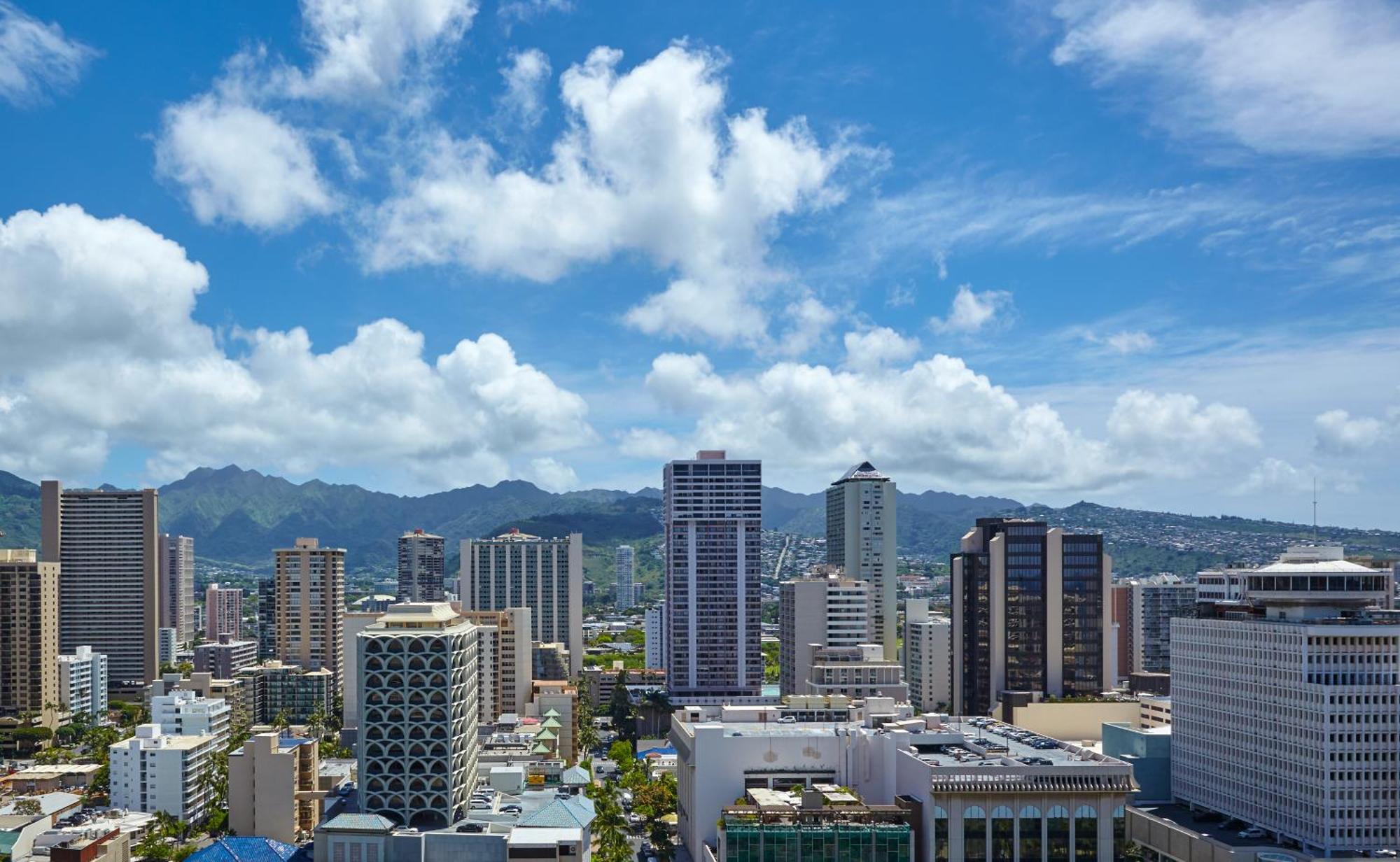 Zimmer mit Queensize-Bett und Blick auf den Berg von Waikiki