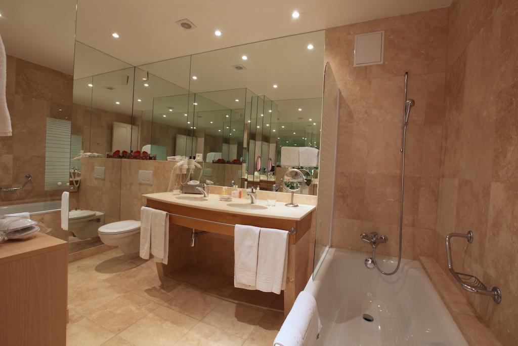 Deluxe Double Room with Balcony and Lake View,640313559:JPEG