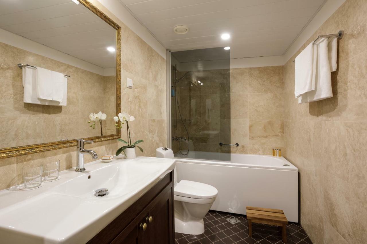 Doppel- oder Zweibettzimmer ZEN mit Whirlpool-Badewanne
