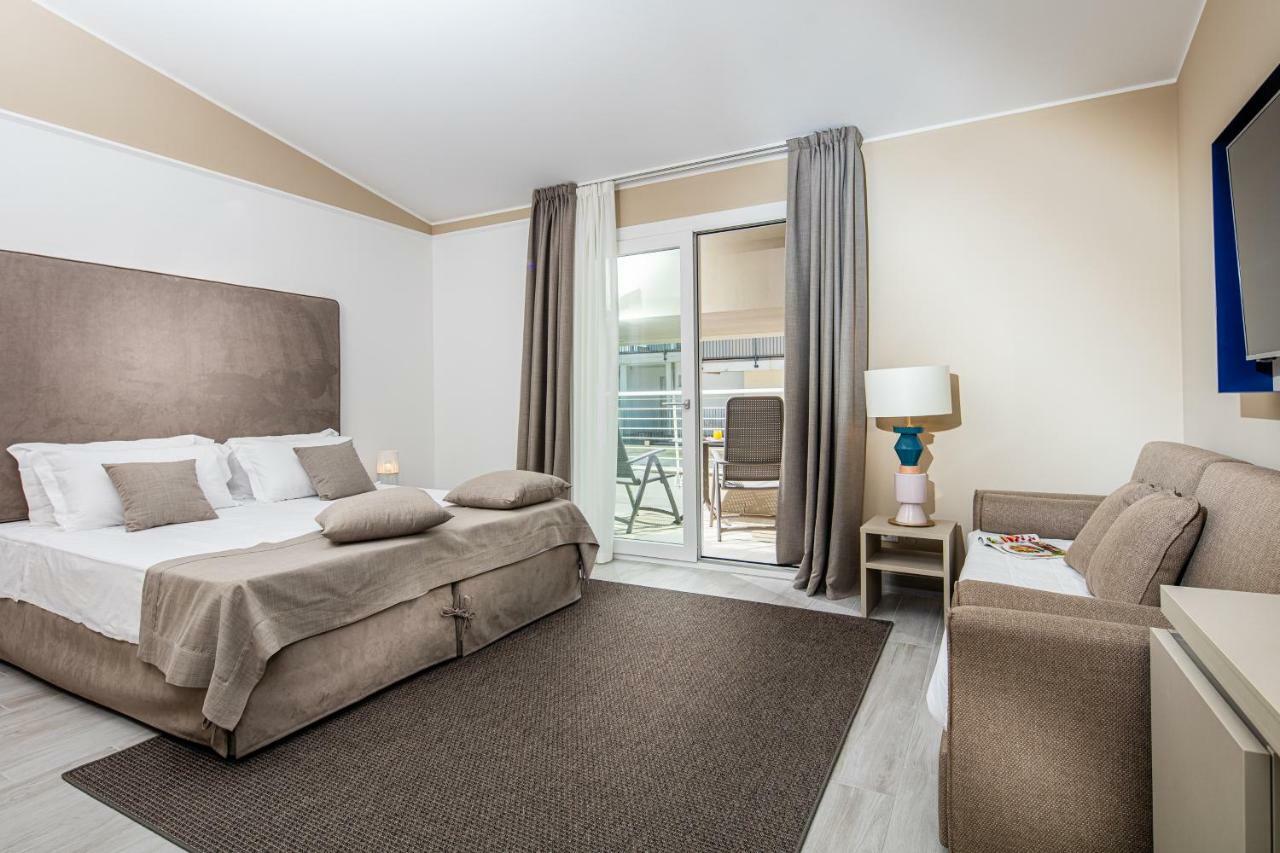 Panoramic Double Room with Sofa Bed and partial Sea View,818171048:JPEG