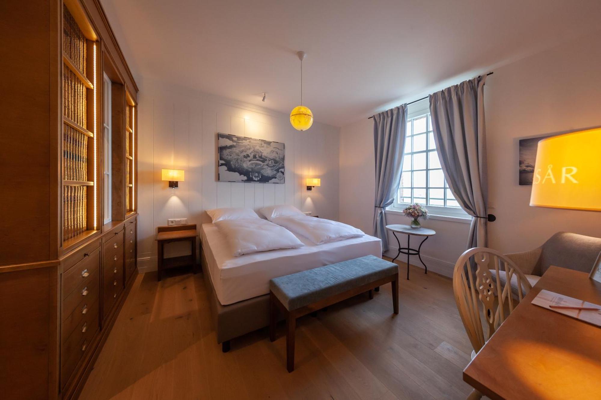 Single Room,829493975:JPEG