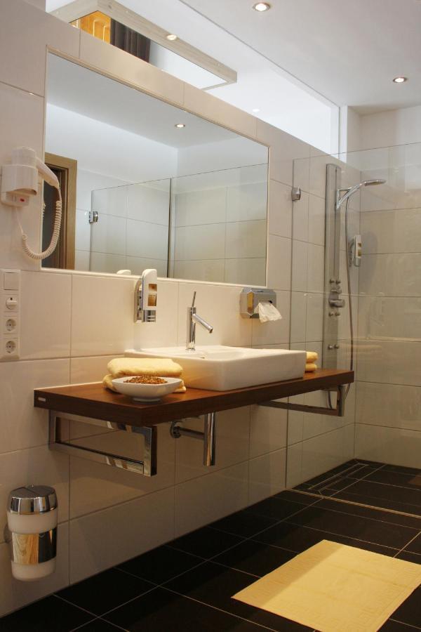 Deluxe Double Room Shower