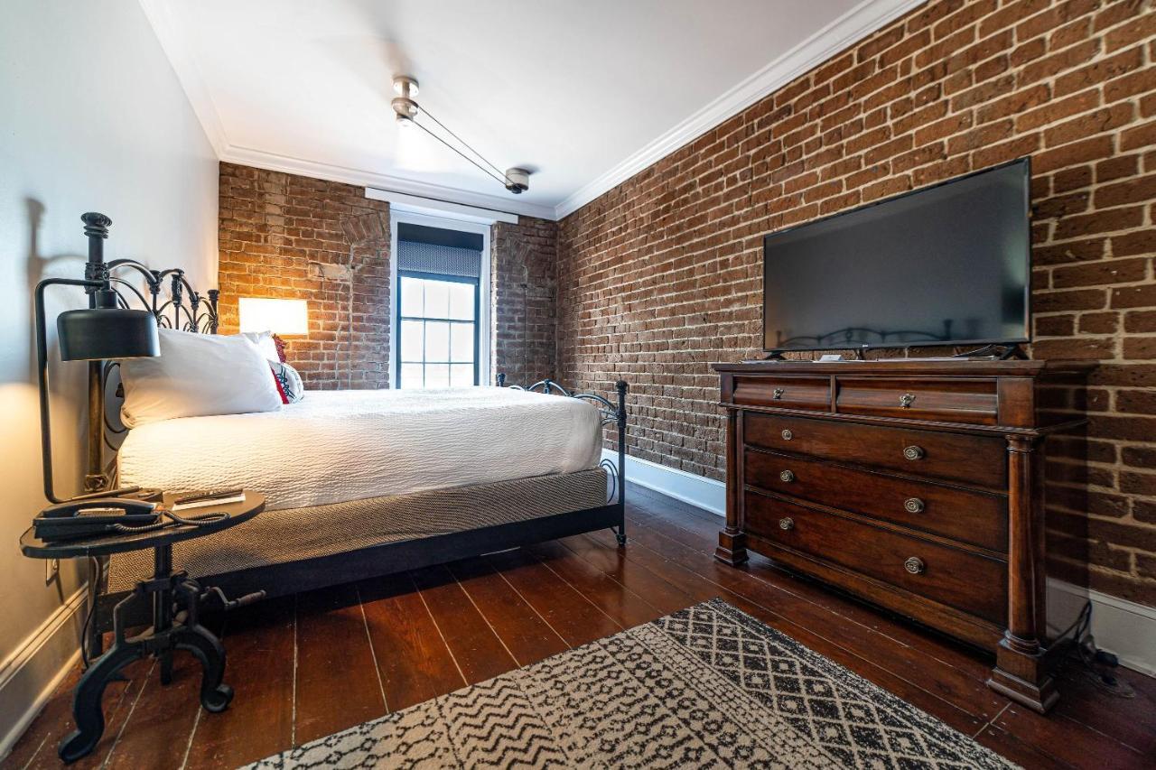 Zimmer mit Kingsize-Bett und Stadtblick