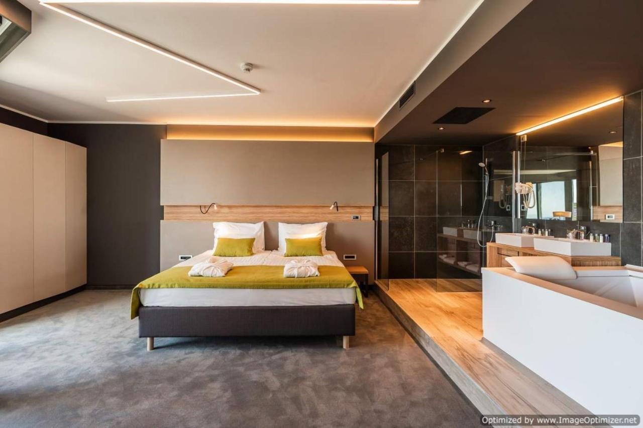 Executive Suite,934056388:JPEG