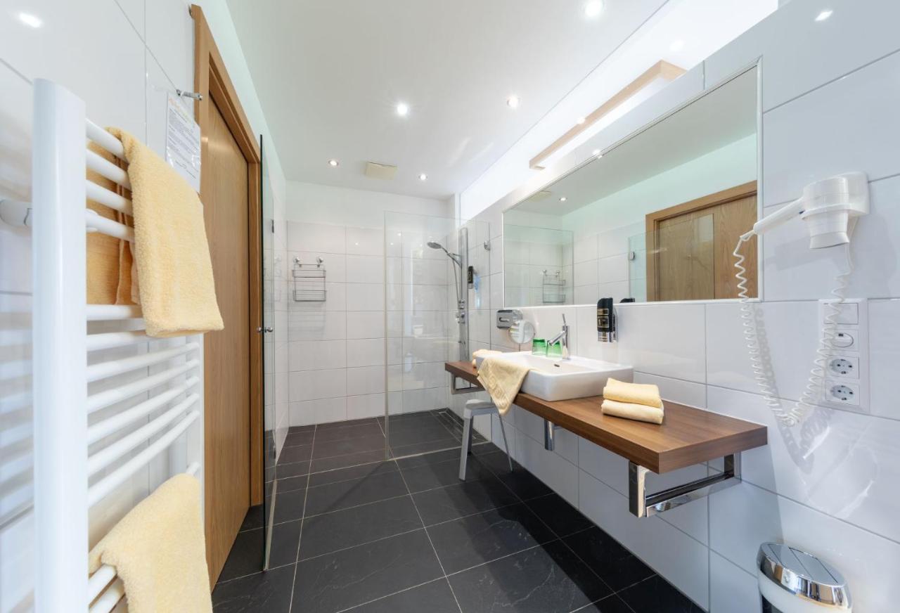 Deluxe Double Room Shower