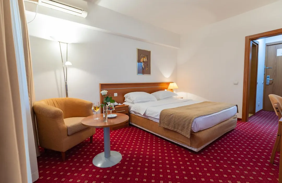 Hotel M-1