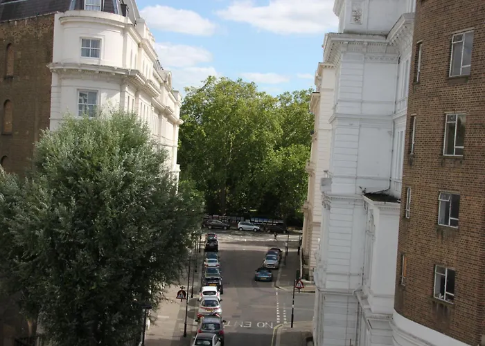 Resort: Elysee Hyde Park