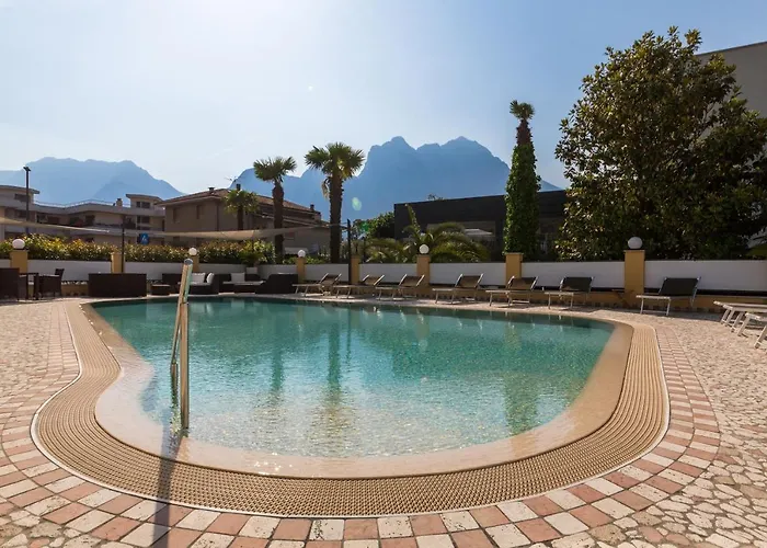 Golf Hotel: New Garden