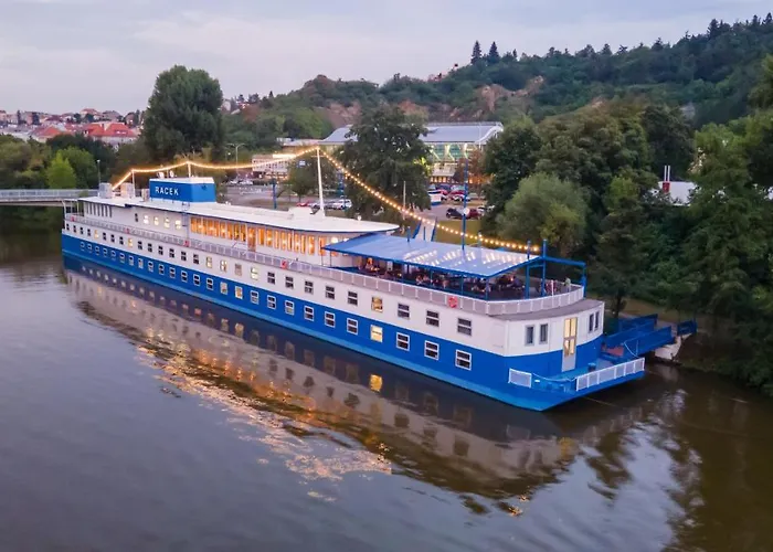 Botel Racek