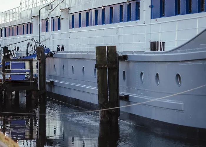 Günstiges Hotel: ARCONA - Übernachten auf dem Wasser - direkt am Bontekai