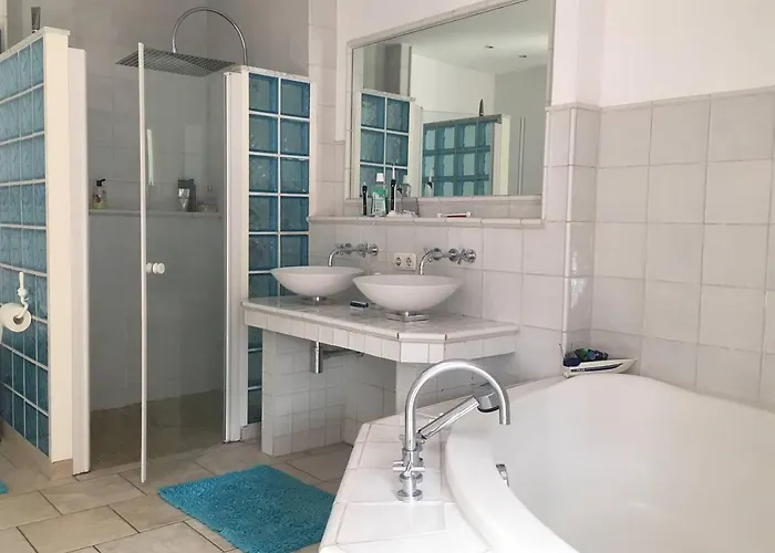 Schönste Lage Am Rhein In Unmittelbarer Stadtnähe