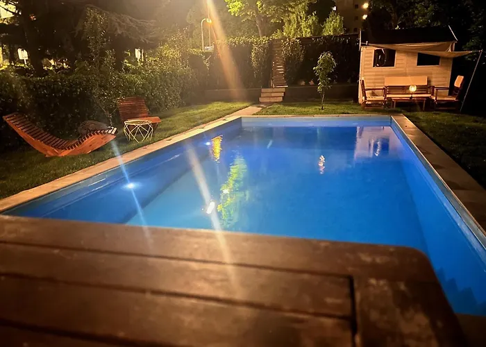 Jäger Mit Pool In